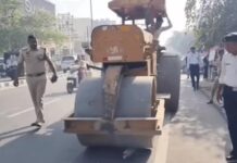 स्कूल-कॉलेजों के बाहर पटाखों जैसी आवाज निकालकर दहशत फैला रहे थे बाइक सवार, पुलिस ने सैकड़ों बुलेट के साइलेंसर उतरवाकर रोड रोलर से कुचलवाए Bullet Bike