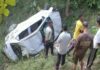 फरीदाबाद लौट रहे परिवार की कार पहाड़ी खाई में गिरी, पांच घायल, दो की हालत नाजुक Faridabad News