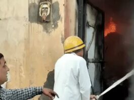 फैक्टरी में आग से मशीनें और बिल्डिंग जलीं, पड़ोसी के नए मकान में आई दरारें Fire Accident