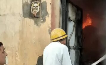 फैक्टरी में आग से मशीनें और बिल्डिंग जलीं, पड़ोसी के नए मकान में आई दरारें Fire Accident