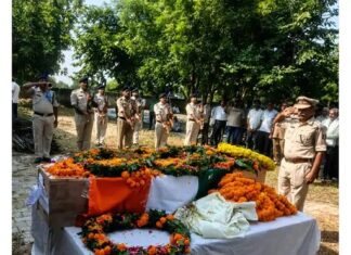 लाल वेदप्रकाश को नम आंखों से अंतिम विदाई, राजकीय सम्मान के साथ हुआ अंतिम संस्कार CRPF Head Constable Vedprakash