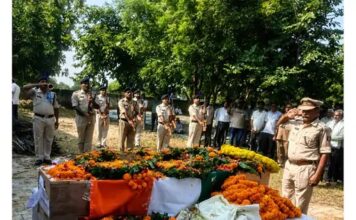 लाल वेदप्रकाश को नम आंखों से अंतिम विदाई, राजकीय सम्मान के साथ हुआ अंतिम संस्कार CRPF Head Constable Vedprakash