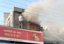 किराना स्टोर के गोदाम में भड़की आग, दीवार तोड़कर पाया काबू; हजारों का माल राख Hansi Fire Incident